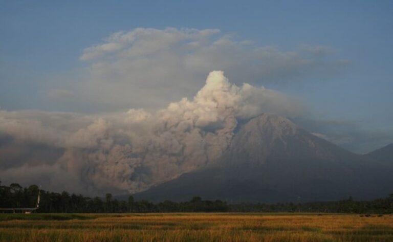 8tl657l8_indonesia-mt-sumeru-volcano-reuters_625x300_05_December_22